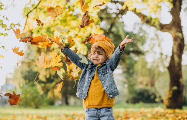 Как одевать ребенка осенью: советы родителям